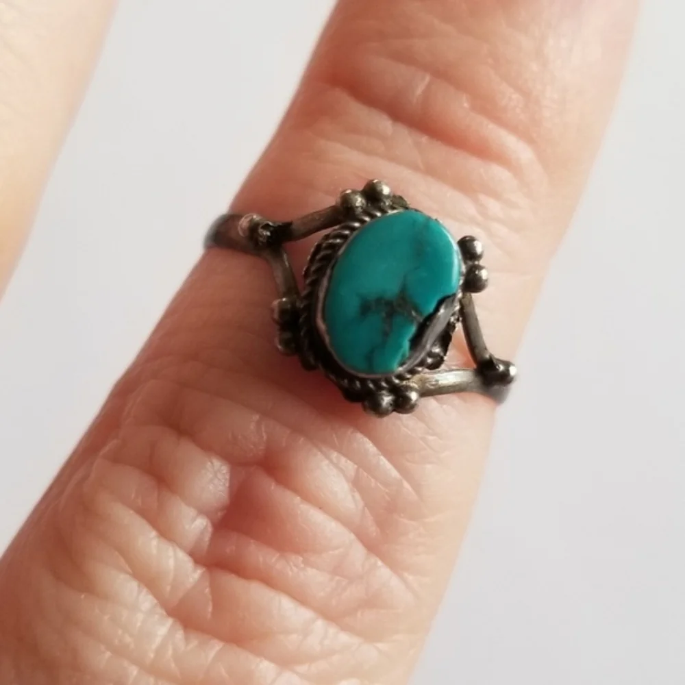 Vintage ring petit point dainty ring silver tone turquoise color cabochon 6